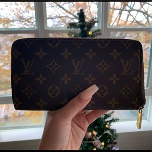 Authentic Louis Vuitton zippy wallet